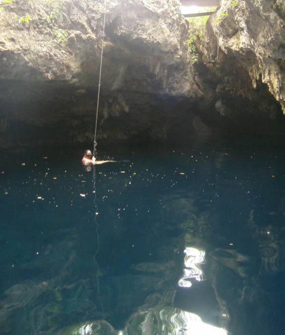 Nadando no cenote Pit, em Tulum, no Yucatán, sul do México